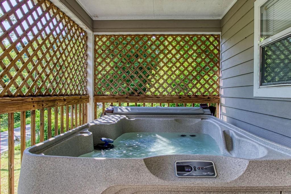 River Song, Near River, Hot Tub, Foosball, Wifi 1089 Free Tickets Each Paid Day, Dollywood And More سيفيرفيل المظهر الخارجي الصورة